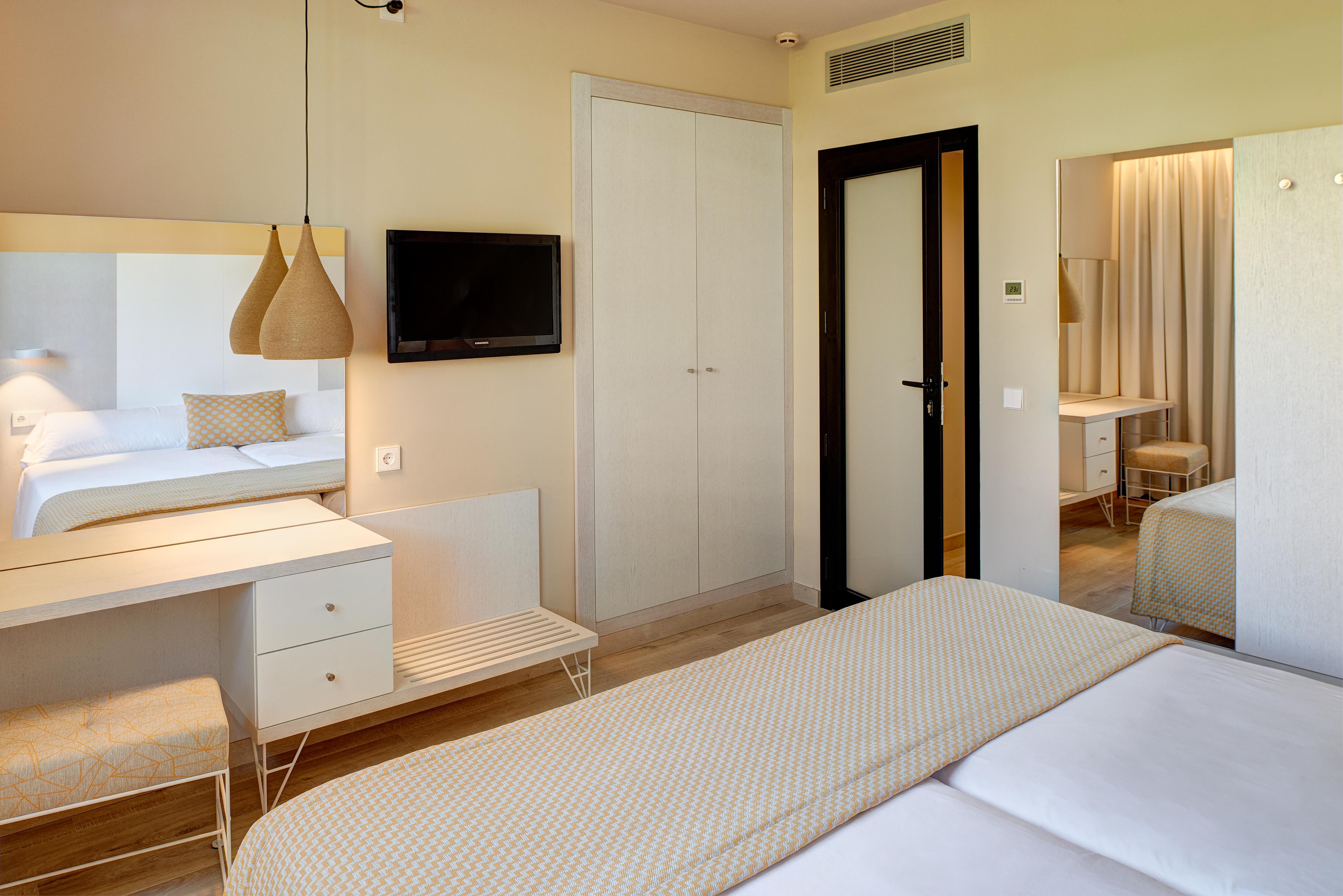 Hotel Protur Vista Badia à Sa Coma  Extérieur photo